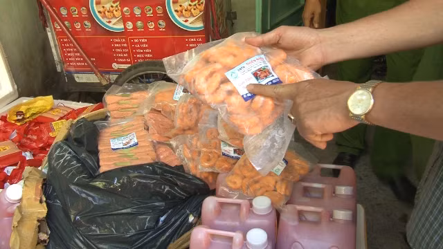 Nhiều hàng hóa được bán cho học sinh nhưng không có nguồn gốc rõ ràng. Nhiều hàng hóa được bán cho học sinh nhưng không có nguồn gốc rõ ràng.