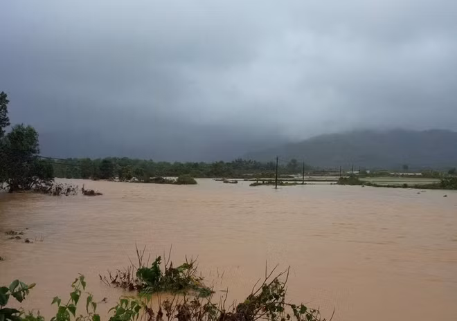 Mưa lớn khiến nhiều vùng thấp trũng ở huyện miền núi A Lưới bị ngập cục bộ.