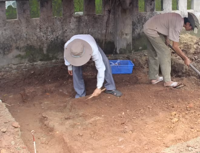 Các chuyên gia khảo cổ bóc tách từng lớp đất để thực hiện thăm dò.