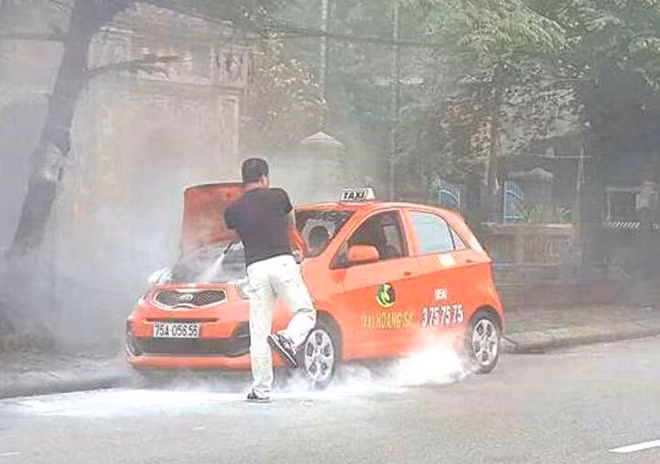 Xe taxi BKS: 75A- 056.56 bốc cháy được người dân kịp thời chữa cháy.