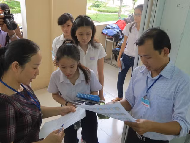 Các cán bộ coi thi gọi tên thí sinh và kiểm tra ảnh thẻ trước khi thí sinh bước vào phòng thi. Các cán bộ coi thi gọi tên thí sinh và kiểm tra ảnh thẻ trước khi thí sinh bước vào phòng thi.