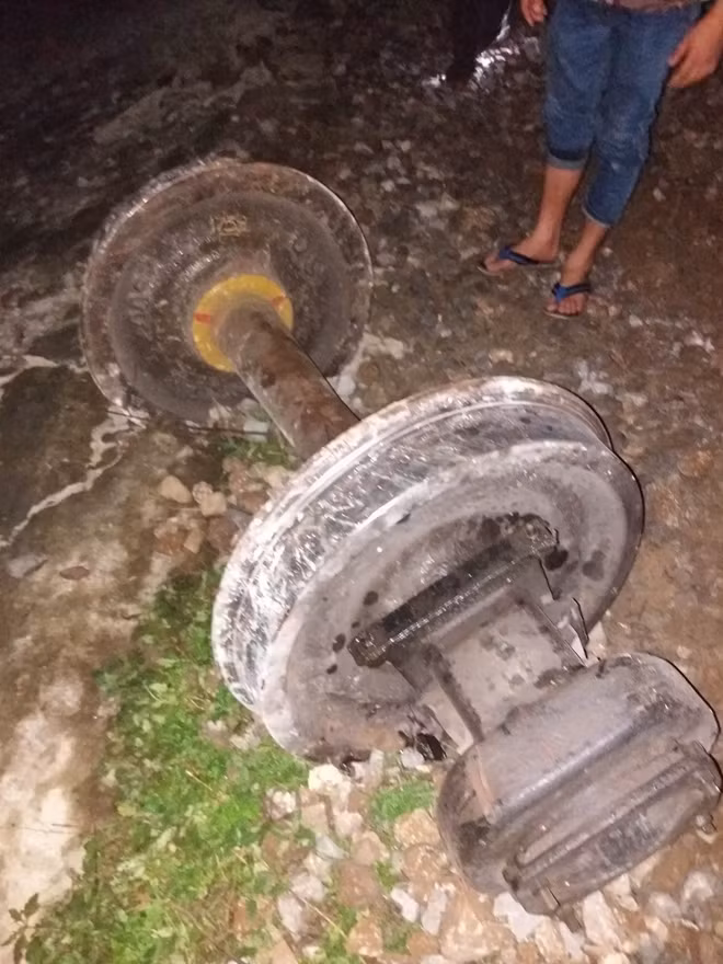 Bánh rơi ra khỏi một toa tàu sau vụ tai nạn.