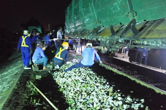 Các công nhân thuộc Công ty CP đường sắt Bình Trị Thiên nỗ lực đưa các toa tàu gặp nạn ra khỏi đường ray.