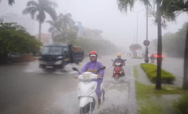 Tuyến đường Lê Quý Đôn, TP Huế bị ngập trên 0,3m.