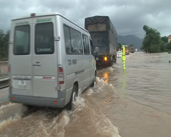 Nhiều ngày qua, do mưa lớn nên tuyến đường QL1A đoạn Km 867 qua xã Lộc Trì (huyện Phú Lộc) liên tục bị ngập sâu. Lực lượng CSGT dầm mình trong mưa nỗ lực để điều tiết giao thông. Nhiều ngày qua, do mưa lớn nên tuyến đường QL1A đoạn Km 867 qua xã Lộc Trì (huyện Phú Lộc) liên tục bị ngập sâu. Lực lượng CSGT dầm mình trong mưa nỗ lực để điều tiết giao thông.