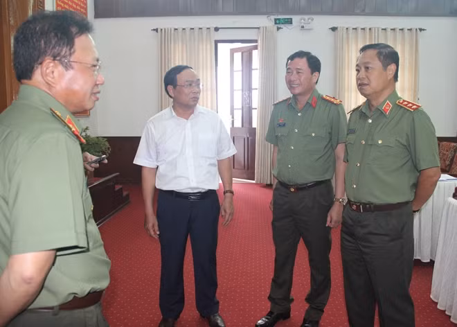 Thứ trưởng Phạm Dũng trò chuyện cùng các đại biểu.