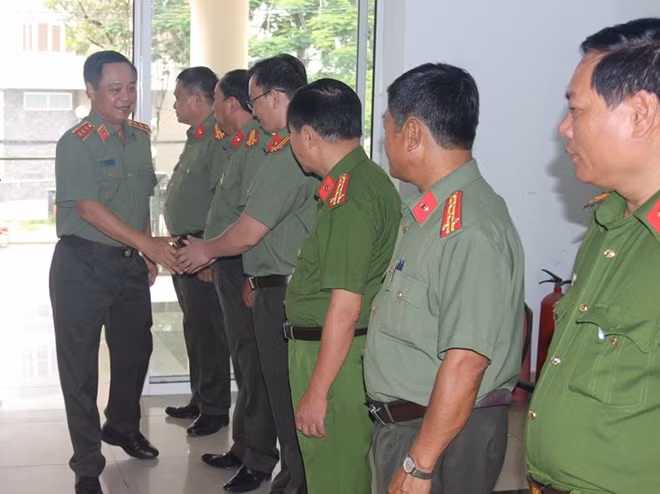 Lãnh đạo Công an tỉnh Thừa Thiên- Huế đón tiếp Thượng tướng Phạm Dũng, Thứ trưởng Bộ Công an.