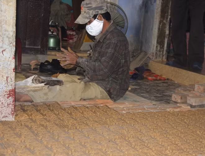 Ông Võ Văn Nam, một trong số ít hộ dân còn lại ở thôn Địa Linh đeo đuổi nghề đúc tượng ông Công, ông Táo.