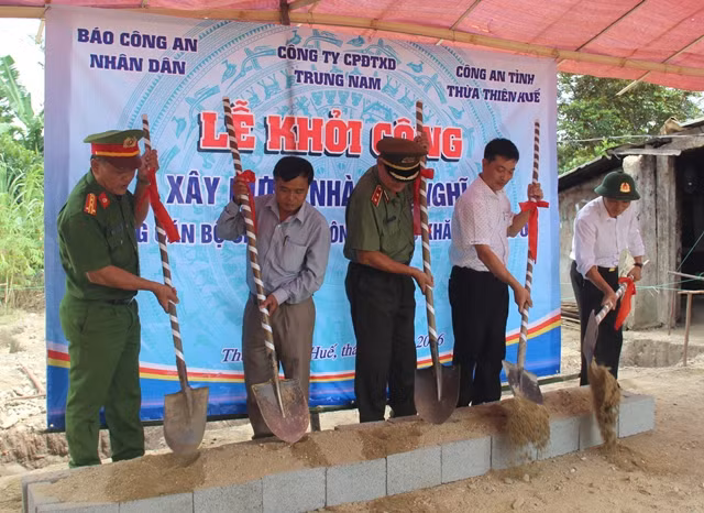 Lễ khởi công xây dựng nhà tình nghĩa cho gia đình bà Chới.