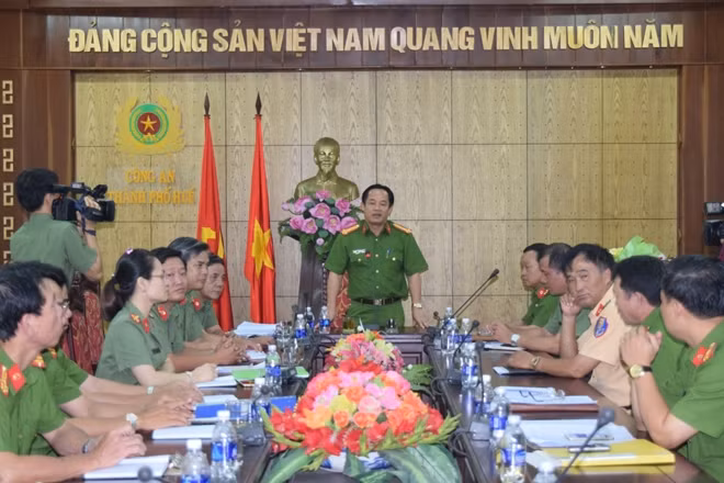 Đại tá Đặng Ngọc Sơn, Phó Giám đốc Công an tỉnh Thừa Thiên- Huế biểu dương chiến công CBCS Công an TP Huế.