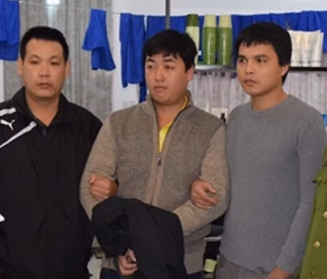 Nguyễn Hoàng Tâm (giữa), đối tượng gây ra vụ cướp ngân hàng BIDV tại Huế lúc bị bắt giữ.