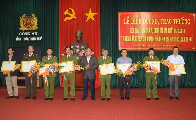 Chủ tịch UBND tỉnh Thừa Thiên- Huế Nguyễn Văn Cao tặng bằng khen cho 8 đơn vị tham gia phá thành công vụ cướp ngân hàng BIDV