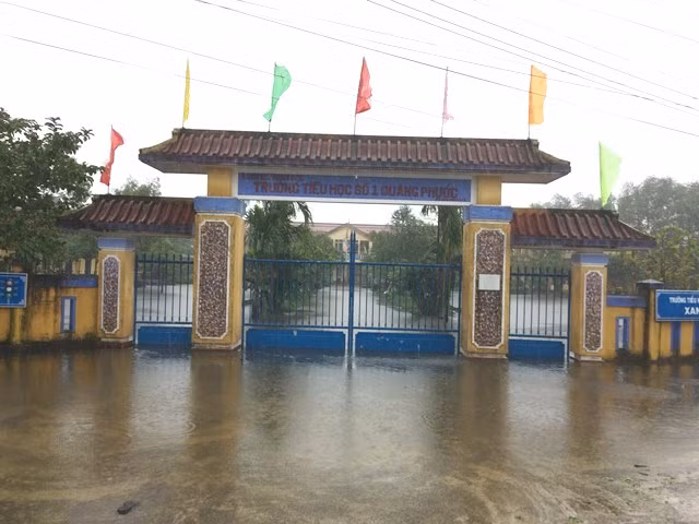 Trường Tiểu học số 1 Quảng Phước ngập trong nước lũ, học sinh nghỉ học sáng 14-12.