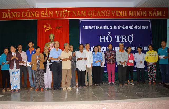 Trao quà cho người dân bị ảnh hưởng lũ lụt tại huyện Phú Vang, tỉnh Thừa Thiên- Huế. Trao quà cho người dân bị ảnh hưởng lũ lụt tại huyện Phú Vang, tỉnh Thừa Thiên- Huế.