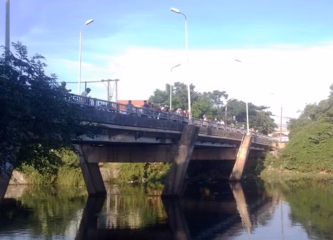 Cầu Bãi Dâu, khu vực ông C. gieo mình xuống sông tự vẫn.