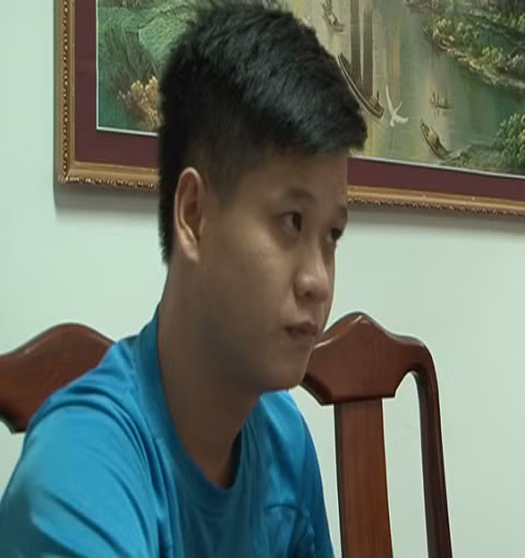 Đối tượng Quang, người cầm đầu đường dây cá độ nhiều tỷ đồng tại Huế vừa bị bắt giữ. Đối tượng Quang, người cầm đầu đường dây cá độ nhiều tỷ đồng tại Huế vừa bị bắt giữ.