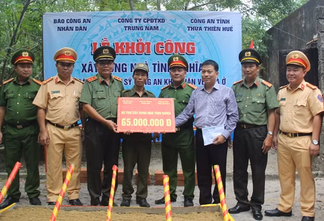 Trung tướng Lê Ngọc Nam, nguyên Phó Tổng Cục trưởng Tổng cục Chính trị CAND, đại diện Báo CAND, Công an tỉnh Thừa Thiên- Huế và nhà tài trợ trao số tiền 65 triệu đồng cho gia đình đồng chí Kỳ.