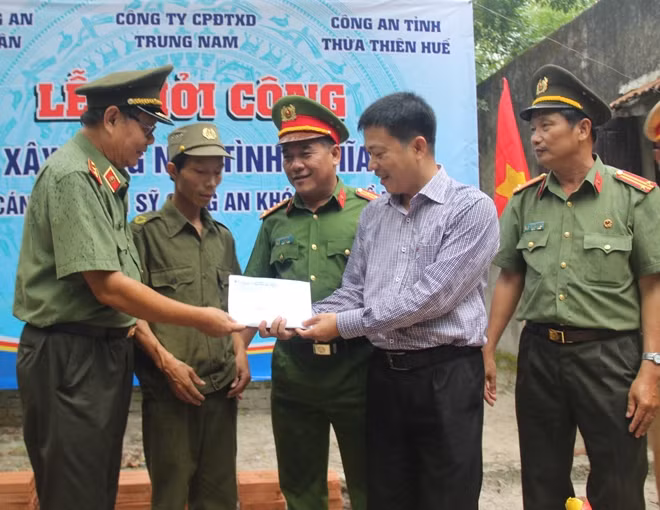 Đoàn công tác XH-TT Báo CAND và Trungnam Group trao số tiền 50 triệu đồng cho đồng chí Nguyễn Đăng Kỳ.