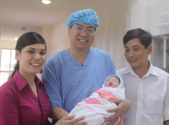 Vợ chồng chị Th. hạnh phúc khi có con gái chào đời nhờ kỹ thuật mang thai hộ.