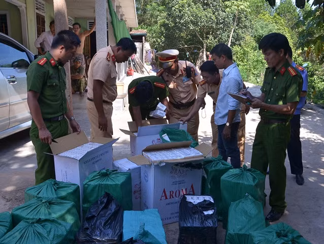 Lực lượng chức năng tiến hành kiểm tra, kiểm đếm số thuốc lá Jet không rõ nguồn gốc.