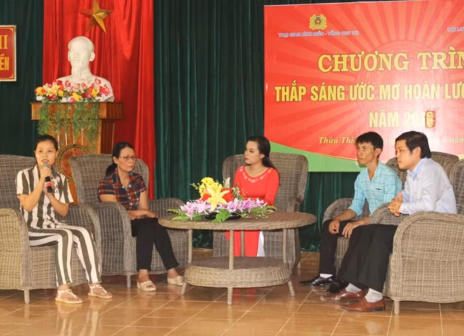 Phạm nhân Nguyễn Thị Minh Đức (góc trái) chia sẻ về ước mơ ngày trở về của mình.