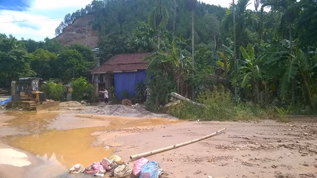 Bùn đất tràn ra các tuyến đường và khu dân cư tại thị trấn Khe Tre do mưa lớn.