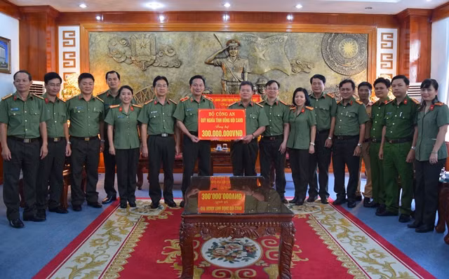 Đoàn công tác Bộ Công an trao số tiền 300 triệu đồng ủng hộ CBCS Công an tỉnh Thừa Thiên- Huế. Đoàn công tác Bộ Công an trao số tiền 300 triệu đồng ủng hộ CBCS Công an tỉnh Thừa Thiên- Huế.