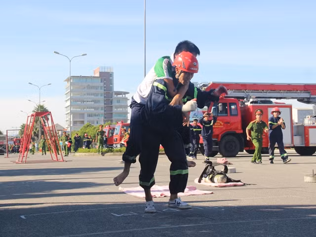 Một chiến sĩ chuẩn bị về đích trong phần thi chạy 100m cá nhân cứu hộ cứu nạn.