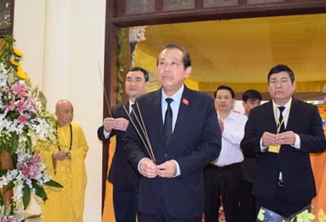 Phó Thủ tướng Thường trực Chính phủ Trương Hòa Bình viếng cố Hòa thượng Thích Chơn Thiện.