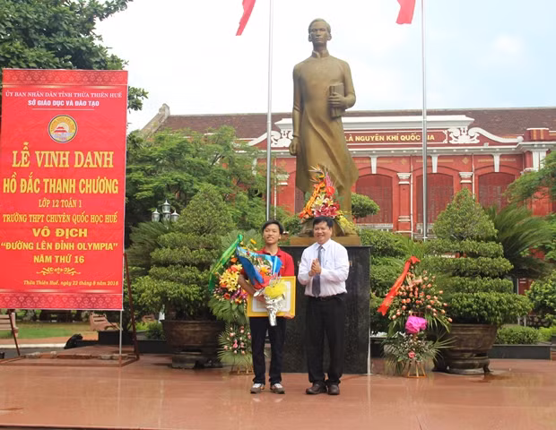 Ông Nguyễn Dung, Phó Chủ tịch UBND tỉnh Thừa Thiên- Huế trao thưởng cho em Hồ Đắc Thanh Chương.