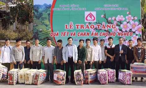 Nhiều phần quà ý nghĩa đến với đồng bào nghèo Tây Bắc năm 2015. Nhiều phần quà ý nghĩa đến với đồng bào nghèo Tây Bắc năm 2015.