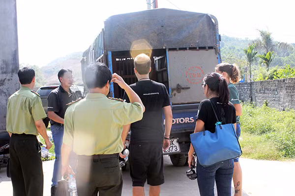 Ký biên bản bàn giao Gấu cho Trung tâm cứu hộ Gấu Tam Đảo. Ký biên bản bàn giao Gấu cho Trung tâm cứu hộ Gấu Tam Đảo.
