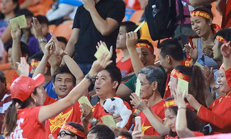 Một trưởng nhóm cổ động hô hào mọi người tập dượt lại màn cổ vũ tập thể. Ảnh: VNE. Một trưởng nhóm cổ động hô hào mọi người tập dượt lại màn cổ vũ tập thể. Ảnh: VNE.