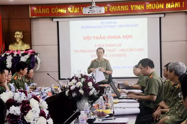 Thiếu tướng Nguyễn Đăng Tiến, Hiệu trưởng đang điều hành thảo luận tại Hội thảo.
