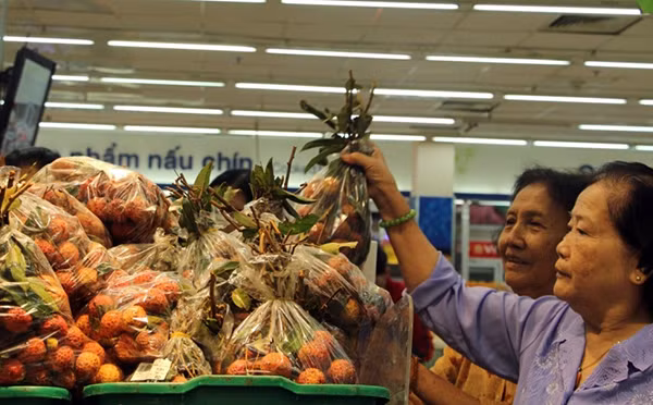 Người tiêu dùng mua trái vải tại siêu thị Co.opmart.