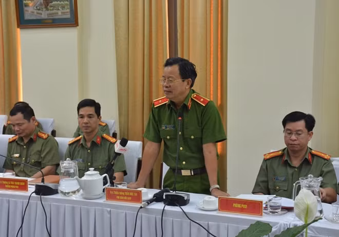 Thiếu tướng Trần Đức Tài phát biểu tại buổi gặp mặt.