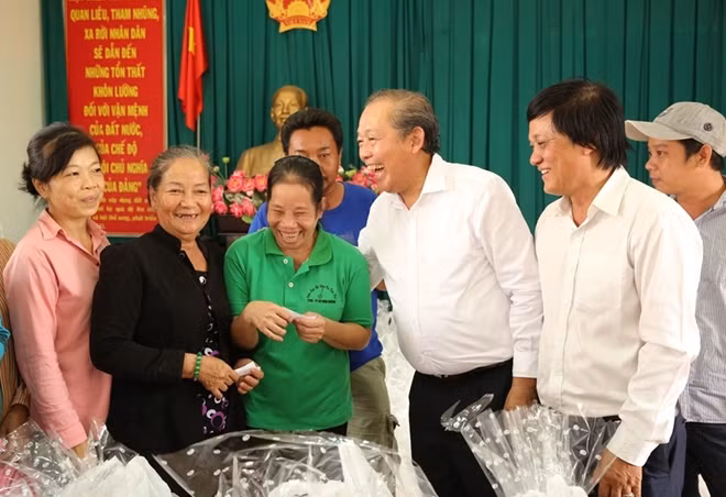 Phó Thủ tướng Thường trực Trương Hòa Bình cùng các nhà tài trợ trao quà cho người dân Cần Giờ.