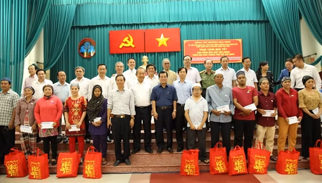 Phó Thủ tướng Thường trực Trương Hòa Bình cùng các nhà tài trợ trao quà cho đồng bào dân tộc Chăm, quận 8.