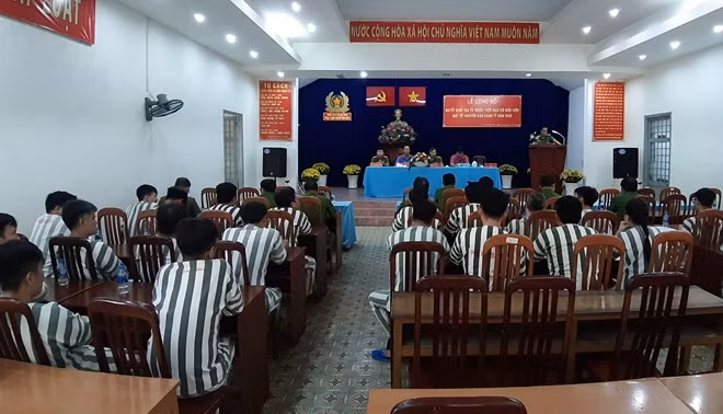 Công bố quyết định của Tòa án nhân dân TP Hồ Chí Minh về tha tù trước thời hạn có điều kiện.