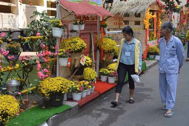 Bệnh nhân Chiến thấy vui và nhẹ nhàng khi xem đường hoa.