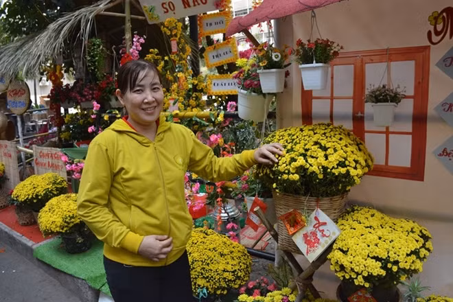Chị Hương chụp nhiều hình tại đường hoa.