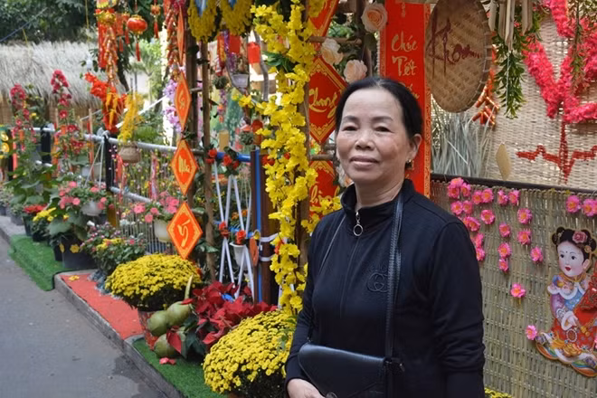 Bà Chín cho biết đường hoa rất đẹp.