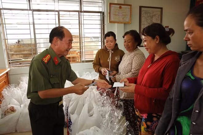 Đại tá Trần Kim Thẩm, Phó Cục trưởng Cục Truyền thông CAND - Phó Tổng biên tập Báo CAND tặng quà cho người dân Cần Giờ.