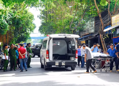 Đưa thi thể nạn nhân đi khám nghiệm phục vụ điều tra.