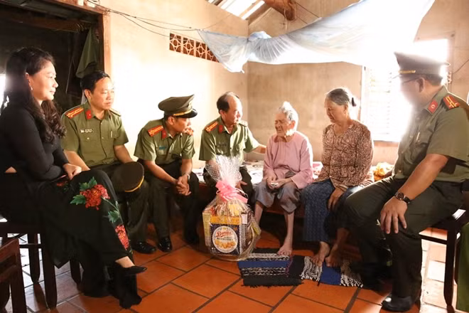 Thăm hỏi và tặng quà Mẹ Việt Nam Anh hùng Nguyễn Thị Phúc.