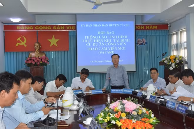 Ông Nguyễn Văn Út thông tin về tiến độ xây dựng khu tái định cư dự án Safari.