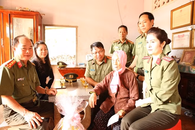 Thăm hỏi và tặng quà Mẹ Việt Nam Anh hùng Võ Thị Vĩ.