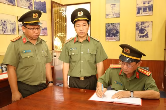 Đại tá Trần Kim Thẩm ghi cảm tưởng sổ lưu niệm tại Đền thờ Anh hùng, Liệt sĩ Võ Thị Sáu.