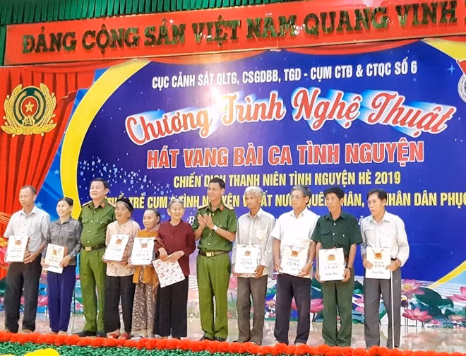 Đại tá Lê Bá Thụy, Cụm trưởng Cụm số 6 và Đại tá Nguyễn Trọng Tuấn, Giám thị Trại giam Xuyên Mộc, tặng quà cho các gia đình chính sách.