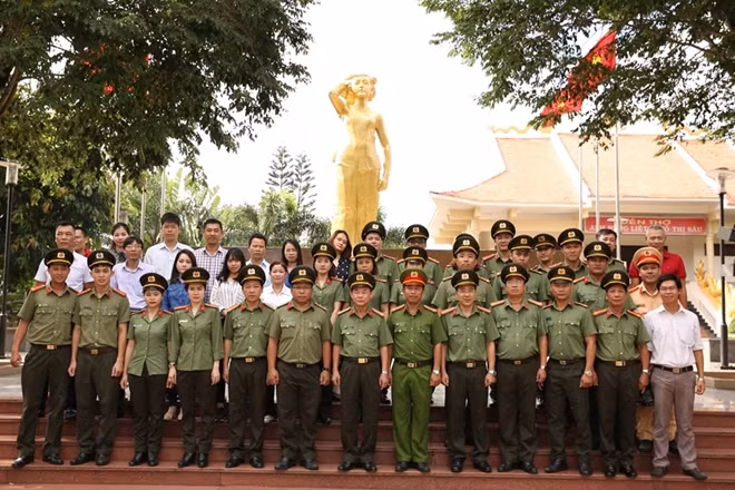 Đoàn công tác trước Tượng đài tưởng niệm nữ Liệt sĩ, Anh hùng Võ Thị Sáu.